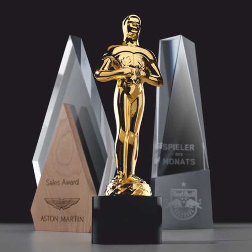 Goldene Statue mit zwei weiteren Trophäen im Hintergrund.