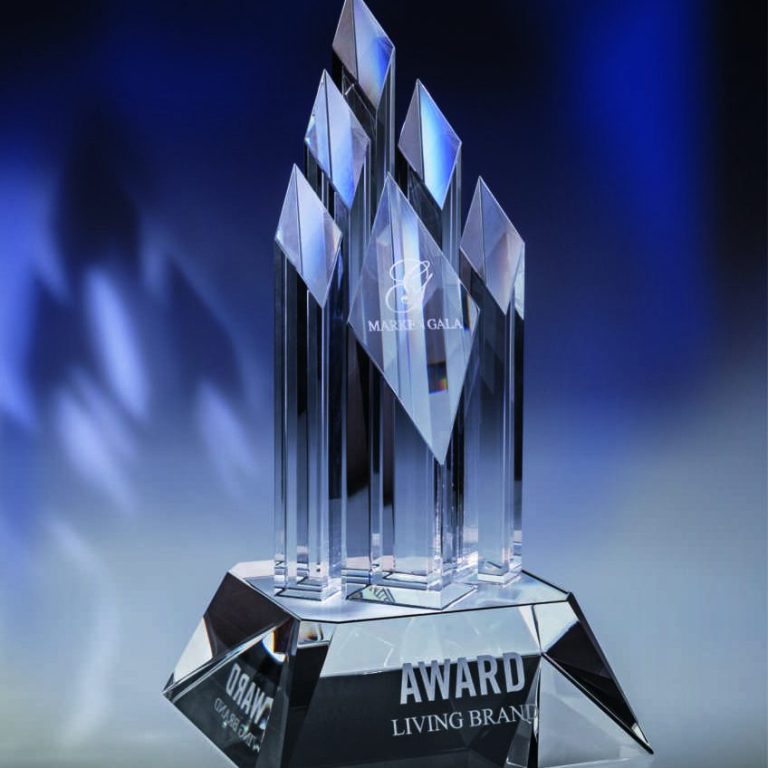 Glas-Awards Ausgezeichnetes Kristall-Award mit mehreren spitzen Elementen auf einem schlichten Sockel.