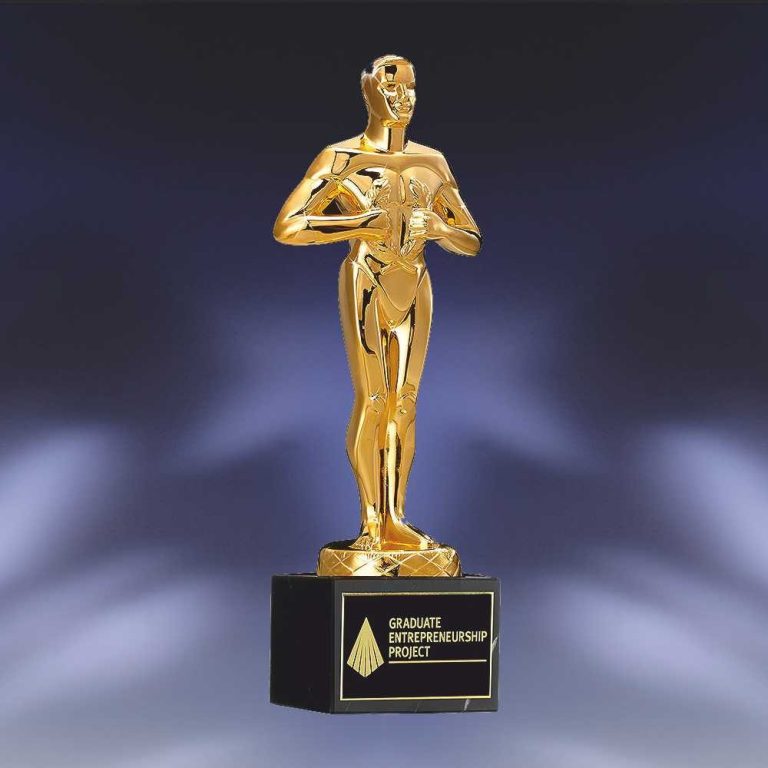 Glas-Awards Ausgezeichnetes Kristall-Award mit mehreren spitzen Elementen auf einem schlichten Sockel.